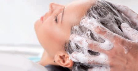Domowe sposoby na lepszy porost włosów – masaż skóry głowy